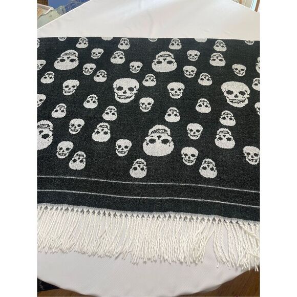 Magaschoni Home Black & White Skull Print Fringed Throw Blanket 50" x 60" - Picture 1 of 8